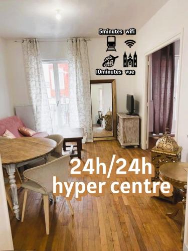 ボーヴェにあるIago city, appartement, hyper centre, aéroport et gare à proximitéのテーブルとダイニングルームのあるリビングルーム