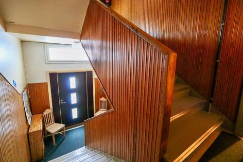 a stairway in a building with a stair case at Majoitus Puistotie in Mänttä