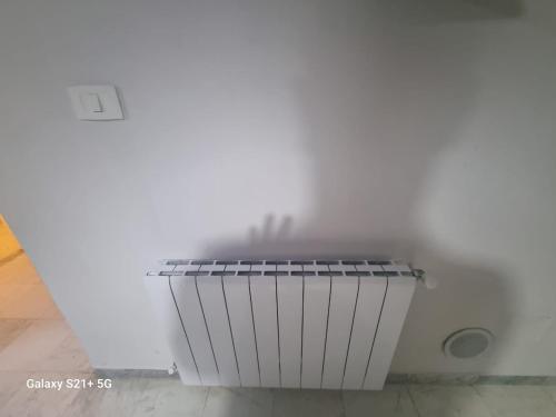 a white wall with a radiator in a room at Chez-moi in Sfax