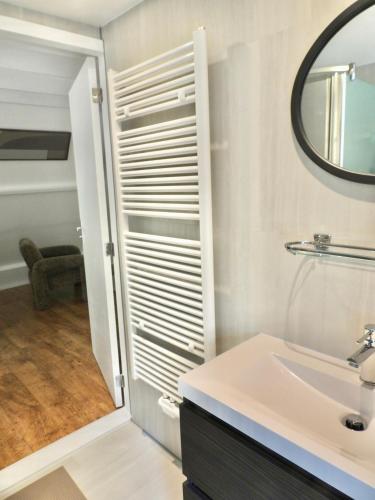 a bathroom with a sink and a mirror at Bosmuis Ardennen, Genieten in de bossen in chalet 226 in Durbuy