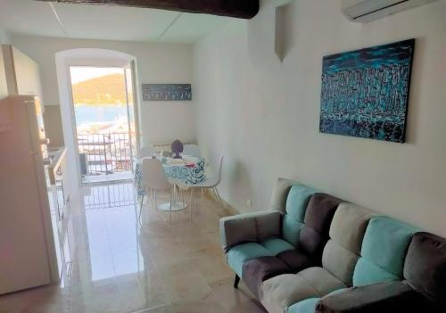 Ruang duduk di La terrazza sul mare