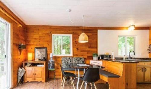 Dapur atau dapur kecil di Slice of Heaven on the Otonabee WITH HOT TUB