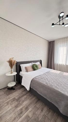 Ένα ή περισσότερα κρεβάτια σε δωμάτιο στο Двухкомнатная студия в роскошном районе ТРЦ Максима проспект Райымбек батыр-Ауэзов