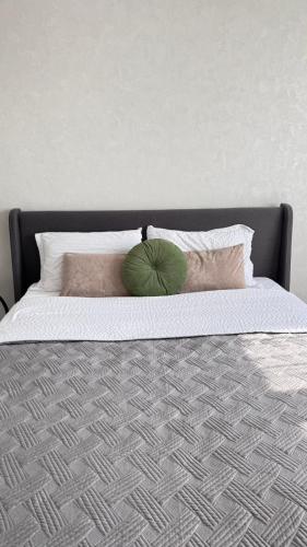 Ένα ή περισσότερα κρεβάτια σε δωμάτιο στο Двухкомнатная студия в роскошном районе ТРЦ Максима проспект Райымбек батыр-Ауэзов