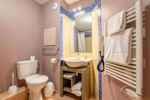 ein kleines Badezimmer mit Toilette und Waschbecken in der Unterkunft Résidence les Calanques des Issambres - maeva Home - Studio 4 Personnes - Sélection MAE-8566 in Les Issambres