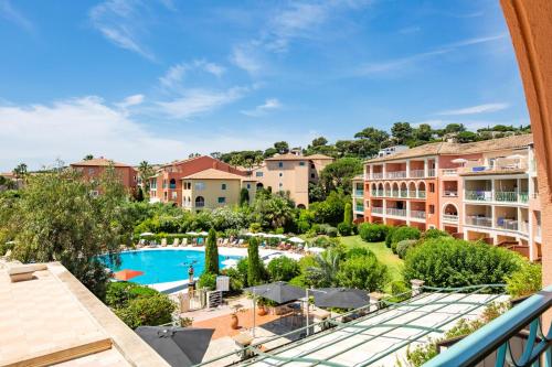 - une vue sur la piscine depuis le balcon du complexe dans l'établissement Résidence les Calanques des Issambres - maeva Home - Studio 4 Personnes - Sélection MAE-8566, aux Issambres