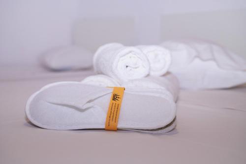 ein Paar weiße Handtücher auf einem Bett in der Unterkunft Vila Aty & Michelle in Vama Veche