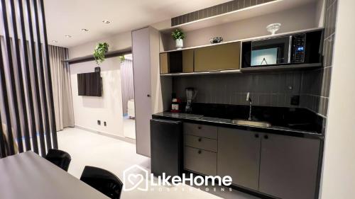 una cocina con fregadero y microondas en Simple Smart em Manaíra - LikeHome Hospedagens, en João Pessoa