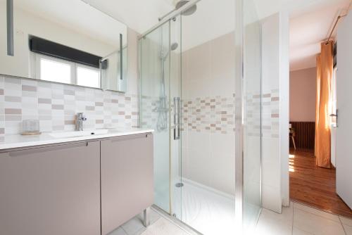 a bathroom with a shower and a sink at Villa à Castres, Maison 10 personnes avec piscine privée, jardin et 5 chambres in Castres