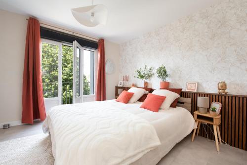 a bedroom with a large white bed with red pillows at Villa à Castres, Maison 10 personnes avec piscine privée, jardin et 5 chambres in Castres