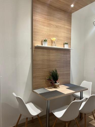 a dining room with a table and chairs at CentROOM Nagykanizsa in Nagykanizsa