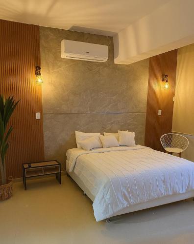 ein Schlafzimmer mit einem großen Bett mit einer weißen Bettdecke in der Unterkunft Apartamento Con Vistas En Ocean Blue Porlamar in Porlamar