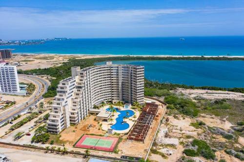 einem Luftblick auf ein Gebäude mit Pool und Meer in der Unterkunft Apartamento Con Vistas En Ocean Blue Porlamar in Porlamar