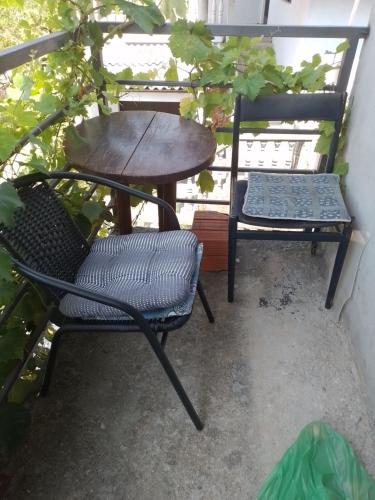 two chairs and a table and a table and chair at Nada Apartman in Lastva