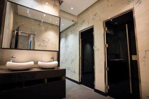 バグダッドにあるThe V Hotelの洗面台が2つと鏡があるバスルーム