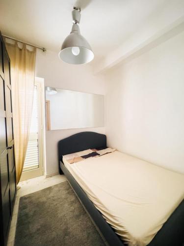 Un dormitorio pequeño con una cama y una ventana. en San Leone Mare House, en San Leone