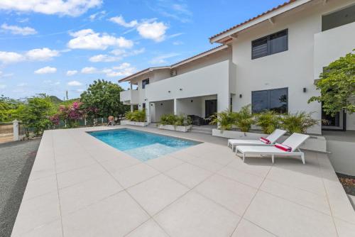 an image of a villa with a swimming pool at Vista Papaya Suites in Westpunt