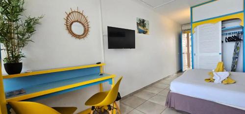 Ένα ή περισσότερα κρεβάτια σε δωμάτιο στο Appartement avec piscine au Diamant, 23 m²