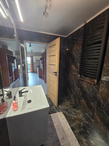 Ένα μπάνιο στο Apartament z widokiem Rokosowo 40m kw