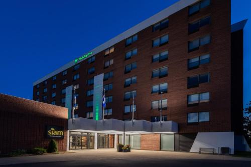 a rendering of the sigma hotel at night at Holiday Inn St-Jean-sur-Richelieu Congrès by IHG in Saint-Jean-sur-Richelieu
