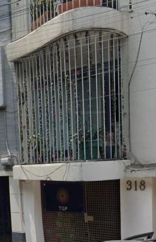 a bird cage on the side of a building at Habitación privada con terraza en Polanco. in Mexico City
