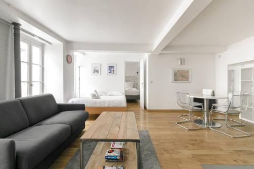 un salon avec un canapé et une table dans l'établissement 50m2 rue rambuteau/Pompidou/Marais/Hôtel de Ville, à Paris