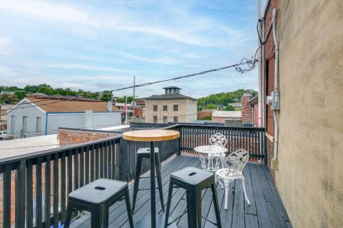 Deck and River View Loft in Downtown Hannibalにあるバルコニーまたはテラス