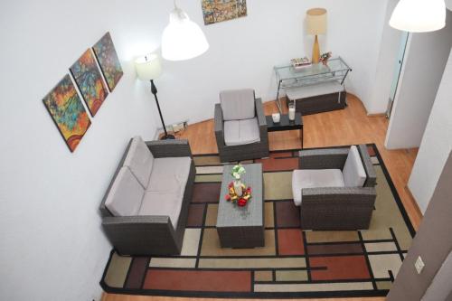 an overhead view of a living room with furniture at Habitación para 8 personas en Polanco Literas in Mexico City