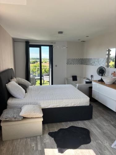 ein Schlafzimmer mit großem Bett und eine Küche in der Unterkunft Maison de vacances en Camargue in Marsillargues