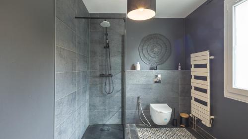 un bagno con doccia e WC di Villa Coubertin - Premium - 7 pers a La Rivière-de-Corps
