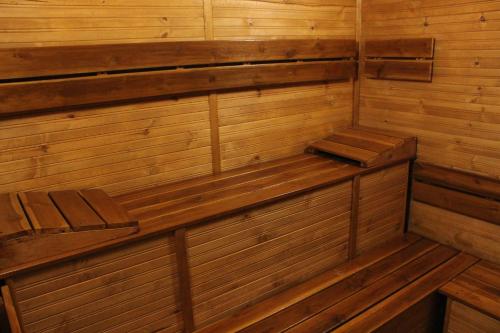 an empty wooden sauna with two benches in it at Cielo Verde Wood House 