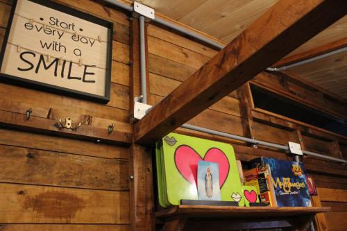 a sign that says every day with a smile on a wall at Cielo Verde Wood House 