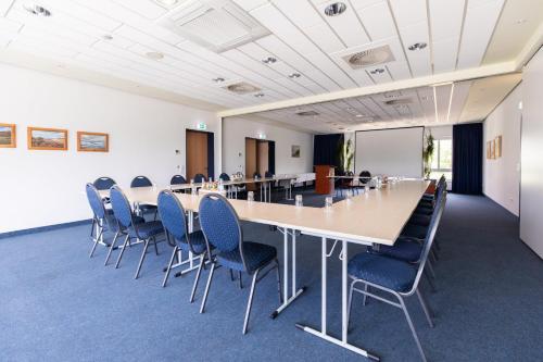 a conference room with a long table and chairs at Garner Hotel Cottbus Süd by IHG in Cottbus
