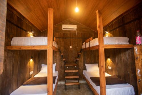 Ein Etagenbett oder Etagenbetten in einem Zimmer der Unterkunft Funk Bunks - Sigiriya