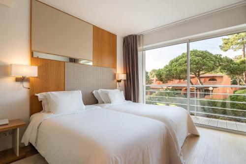 Un ou plusieurs lits dans un hébergement de l'établissement Onyria Marinha Cascais, Vignette Collection by IHG