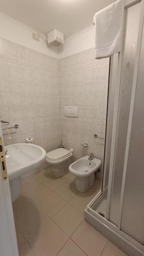 Salle de bains dans l'établissement Hotel Montallegro