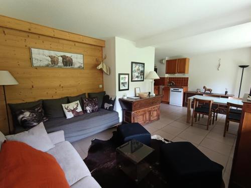 un salon avec un canapé et une cuisine dans l'établissement Résidence Ferme D'augustin - 3 pièces pour 6 personnes - Skis aux pieds MAE-9234, à Montgenèvre