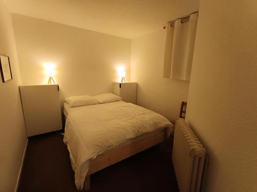 une petite chambre avec un lit et deux lumières allumées dans l'établissement Résidence Ferme D'augustin - 3 pièces pour 6 personnes - Skis aux pieds MAE-9234, à Montgenèvre