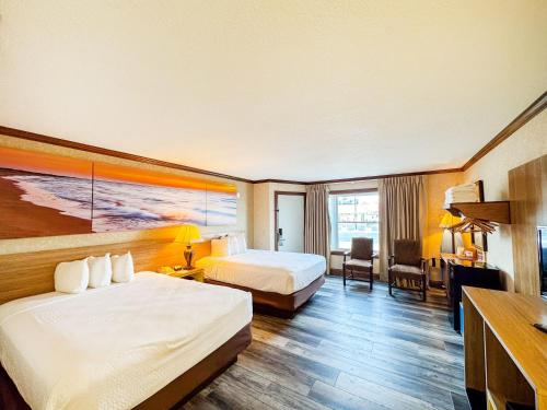 Postel nebo postele na pokoji v ubytování Days Inn by Wyndham Mackinaw City - Lakeview
