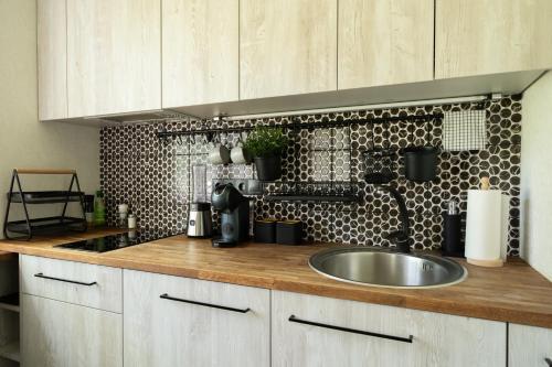 Η κουζίνα ή μικρή κουζίνα στο Cozy Park-View Studio Apartment with Free Parking