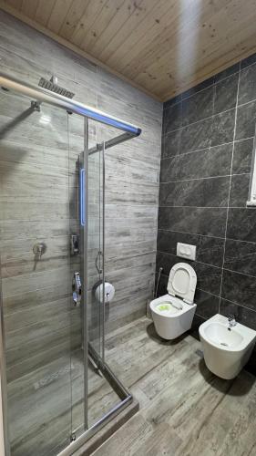 Ένα μπάνιο στο Hotel Oaz