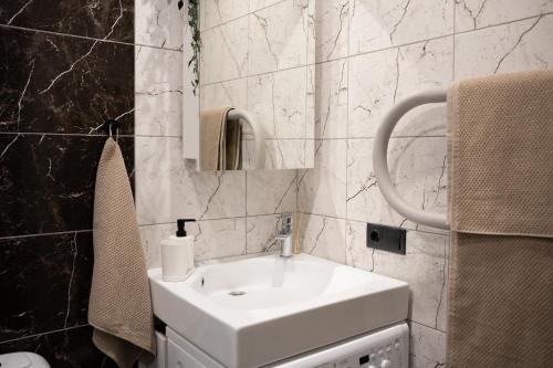 Ένα μπάνιο στο Cozy Park-View Studio Apartment with Free Parking