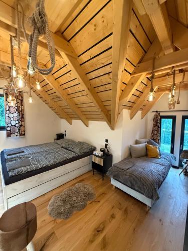 Una cama o camas en una habitación de Chata u Jelenů