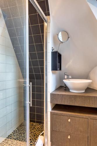 Ένα μπάνιο στο Le Auguste charmant duplex avec terrasse