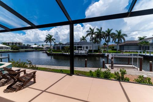 Marco Islandにある3 Bed 2 Bath Canal Home I Pool+Spa Gulf Accessの家のパティオから水の景色を望めます。