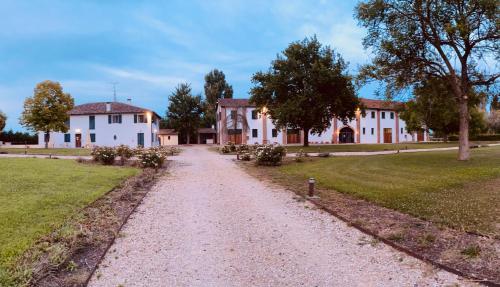 a dirt road in front of a house at Agriturismo La Bisa in Trecenta