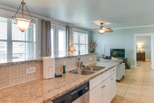 Kuchyň nebo kuchyňský kout v ubytování Walk to Beach Condo with Bay View in Galveston