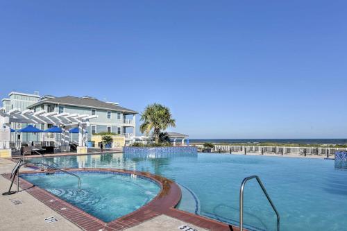 Bazén v ubytování Walk to Beach Condo with Bay View in Galveston nebo v jeho okolí