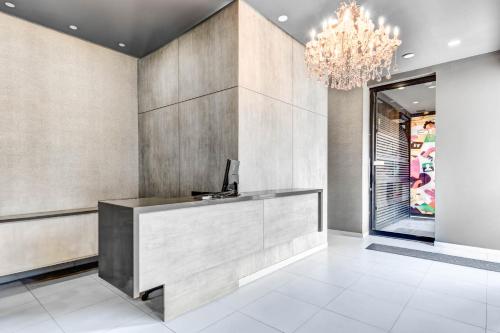 an office lobby with a reception desk and a chandelier at Loft Home Suites 118 By gA in Bogotá