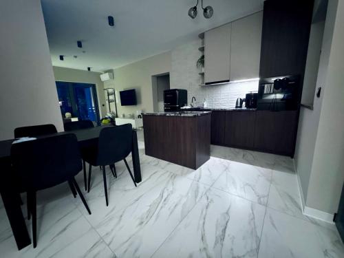 una cucina con un tavolo e sedie in una stanza di Marina Dziwnow Premium Haus a Dziwnów